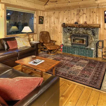 Wild Lily Lodge With Guest Cabins